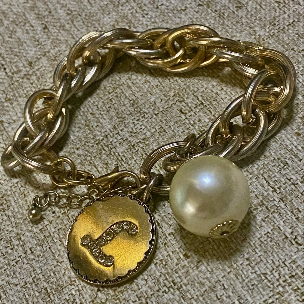 ✨Vintage Gold and Pearl Charm Bracelet✨